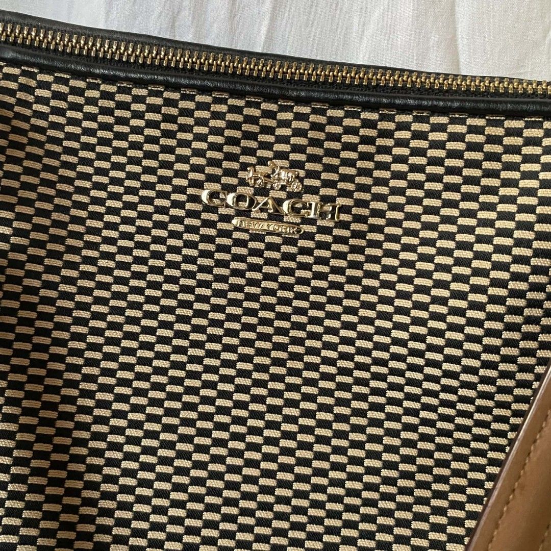 COACH TOTE BAG (Category: Luxury Bags & Wallets) located in Hilongos. Submitted by tripnimobe-1 (Listing ID 1438620292, Image 3). Description: .