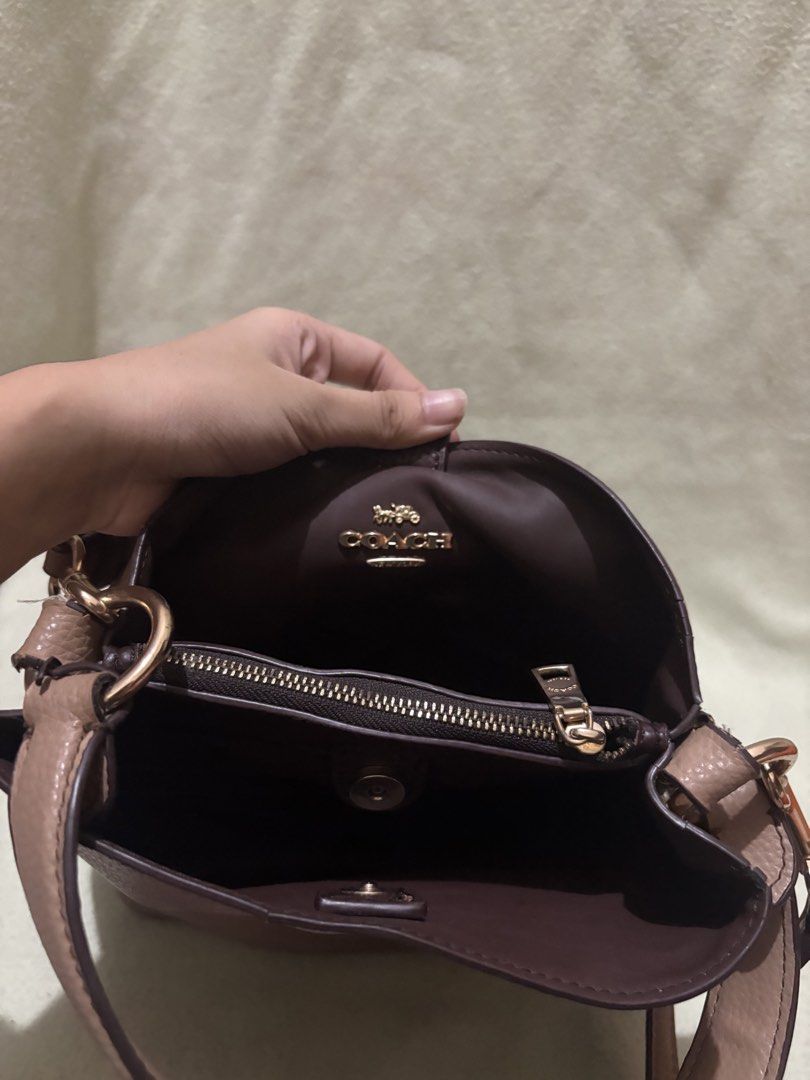Coach two way bag Ukay source (Category: Luxury Bags & Wallets) located in Zamboanga. Submitted by eladprelovedfinds (Listing ID 1438635614, Image 3). Description: May konting issue see photos for details .
