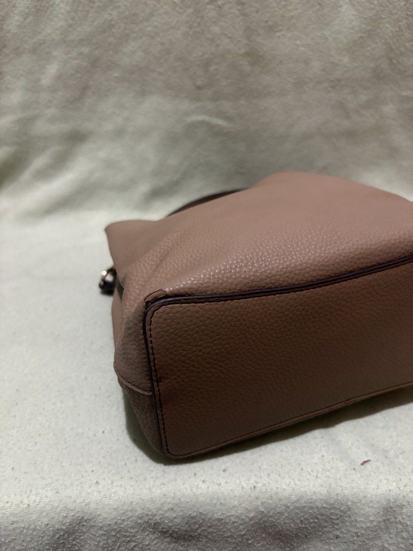 Coach two way bag Ukay source (Category: Luxury Bags & Wallets) located in Zamboanga. Submitted by eladprelovedfinds (Listing ID 1438635614, Image 2). Description: May konting issue see photos for details .