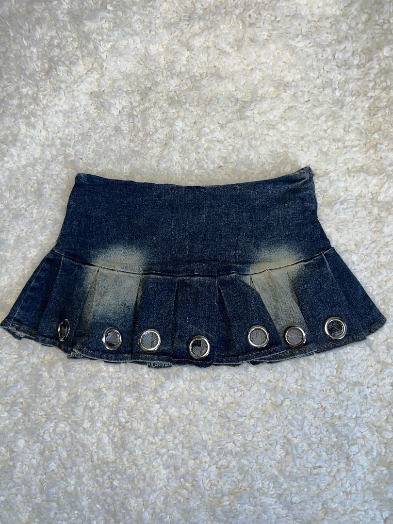 Denim Pleated Skirt Thrifted (Category: Skirts) located in Silang. Submitted by excel.dooc (Listing ID 1438558961, Image 2). Description: - Denim pleated skirt - Classic blue color - Size S - Durable denim material - Versatile design.