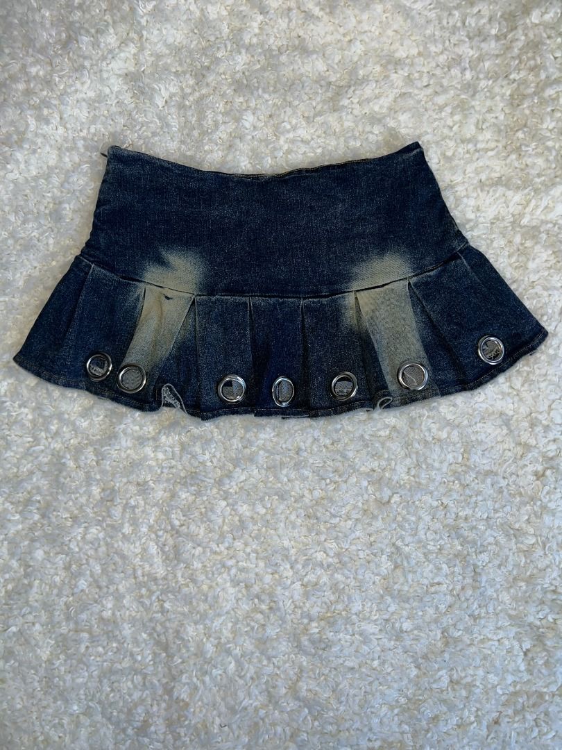 Denim Pleated Skirt Thrifted (Category: Skirts) located in Silang. Submitted by excel.dooc (Listing ID 1438558961, Image 3). Description: - Denim pleated skirt - Classic blue color - Size S - Durable denim material - Versatile design.