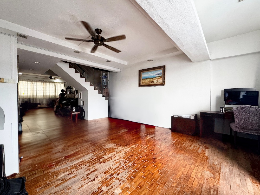 (Category: ) located in . Submitted by your_rental_specialist (Listing ID 1438589352, Image 1). Description: .
