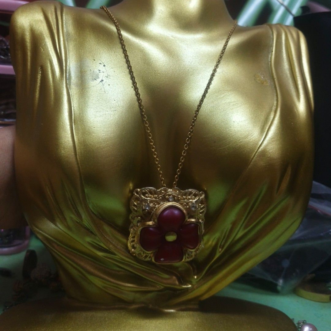 Flower in Frame Pendant Necklace (Category: Necklaces) located in Manila. Submitted by du_1661 (Listing ID 1438619832, Image 3). Description: .
