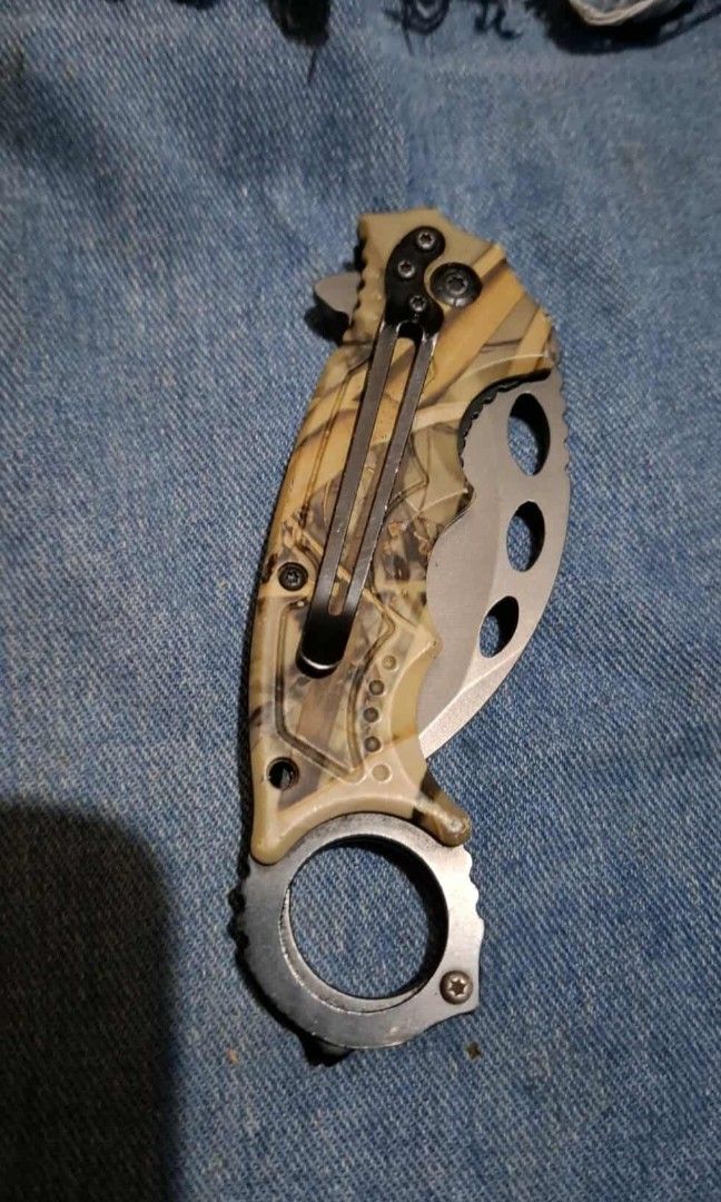 Folding Fox Karambit Knife Outdoor Utility (Category: Knives & Chopping Boards) located in Valenzuela. Submitted by winssian (Listing ID 1438620346, Image 2). Description: from Italy no issue on blade model hard to find Pm me pang display or practice karambit see pics po.