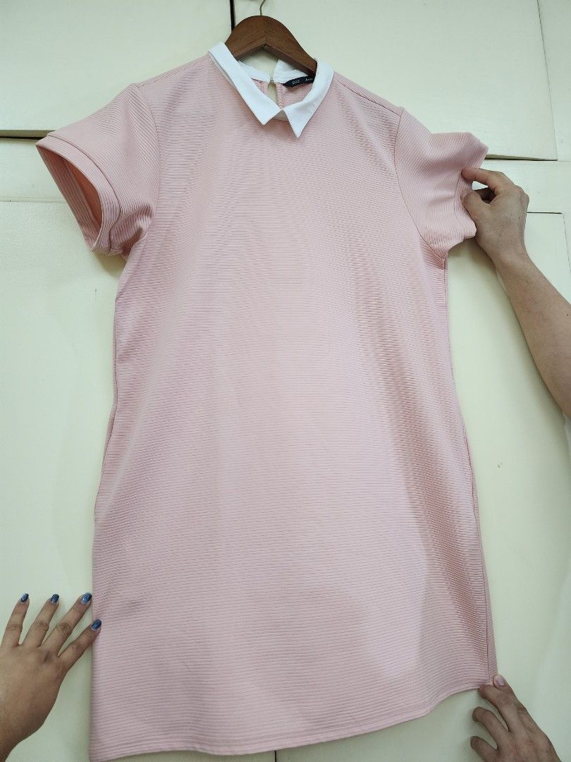 Forme Pink Dress with White Collar (Category: Dresses) located in San Fernando. Submitted by golden_black_closet (Listing ID 1438595449, Image 3). Description: - Forme pink dress - White collar - Short sleeves - Textured fabric - Size: XL - Made in the Philippines - with side pockets.