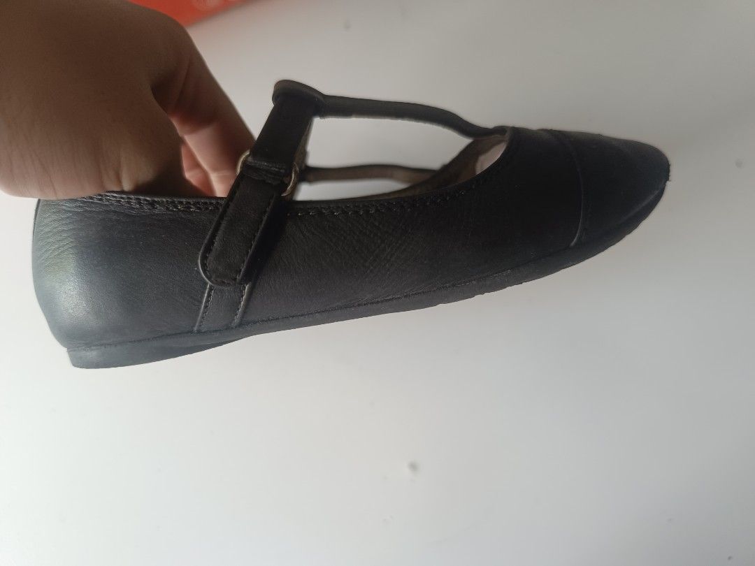Gibi Black T-Strap Shoes for kids (Category: Heels) located in Naga. Submitted by elzza_zenitram (Listing ID 1438561468, Image 3). Description: - Gibi black t-strap shoes - size 27 good for 4-5yrs old - Includes original box - Leather-like appearance .
