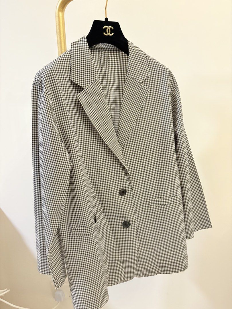Global Work Gingham Blazer （分類：外套及戶外衣服）位於 Hong Kong。 由 bonjour_colette 提交（商品編號 1438628988，圖片 1）。簡介： Stylish Global Work blazer in a classic gingham pattern. Size L, worn few times only. Good for HK spring summer and air con environment. Size : Shoulder 16” Chest 40” Length 30” 。