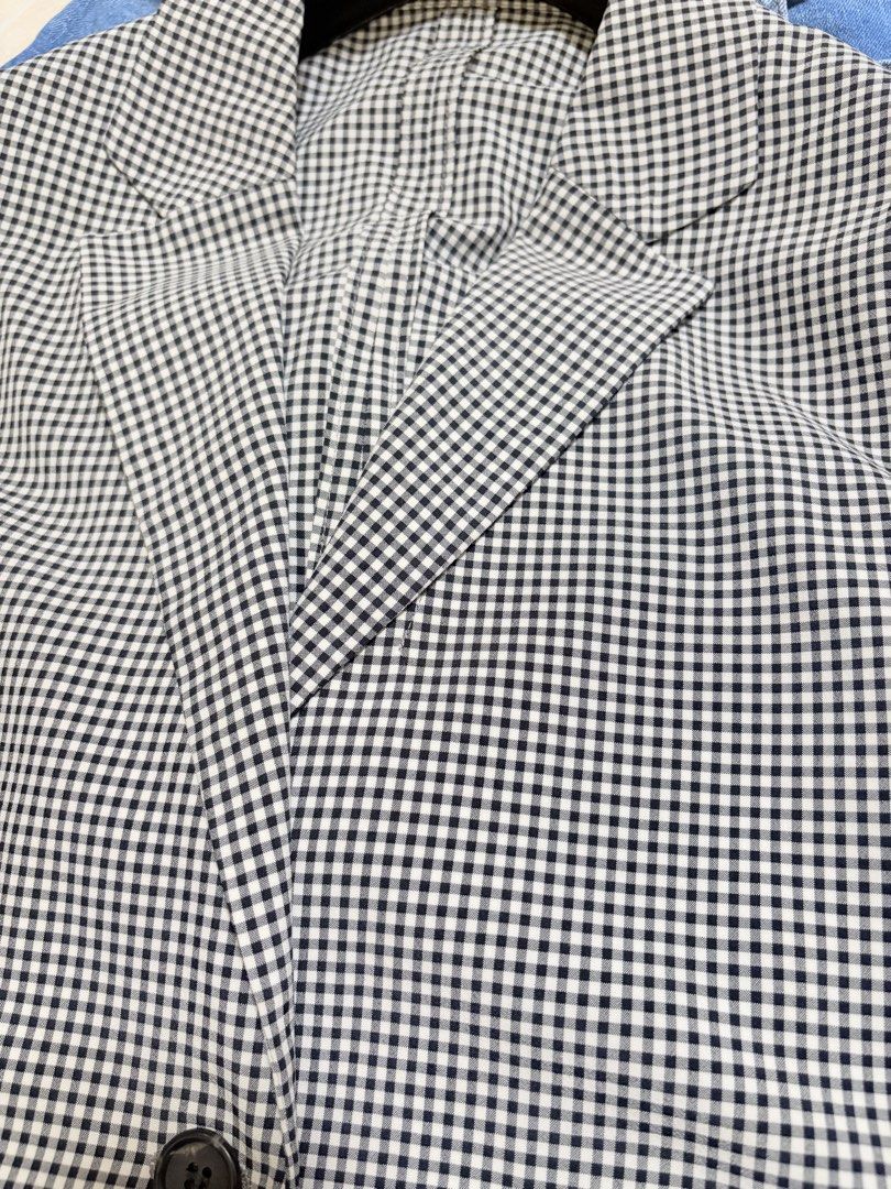 Global Work Gingham Blazer （分類：外套及戶外衣服）位於 Hong Kong。 由 bonjour_colette 提交（商品編號 1438628988，圖片 3）。簡介： Stylish Global Work blazer in a classic gingham pattern. Size L, worn few times only. Good for HK spring summer and air con environment. Size : Shoulder 16” Chest 40” Length 30” 。