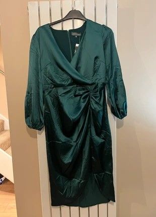 Green Satin Wrap Dress (Category: Dresses) located in Consolacion. Submitted by mencytte (Listing ID 1438548414, Image 3). Description: -Emerld Green satin wrap dress - Flattering V-neck - Long sleeves - Ruched waist detail - Midi length - Ideal for special occasions and nights out.