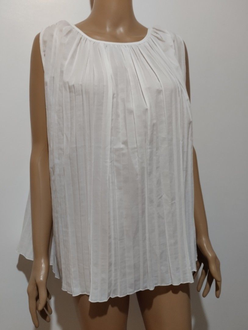 GU Pleated Sleeveless Top - White - L (Category: Sleeveless) located in Mabalacat. Submitted by uniqlover (Listing ID 1438667064, Image 2). Description: - GU white sleeveless top - Pleated design - Size L - Made of polyester .