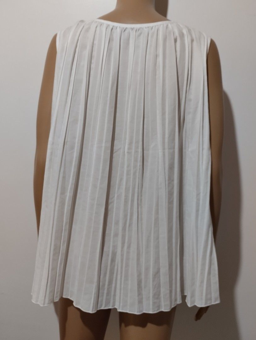 GU Pleated Sleeveless Top - White - L (Category: Sleeveless) located in Mabalacat. Submitted by uniqlover (Listing ID 1438667064, Image 3). Description: - GU white sleeveless top - Pleated design - Size L - Made of polyester .