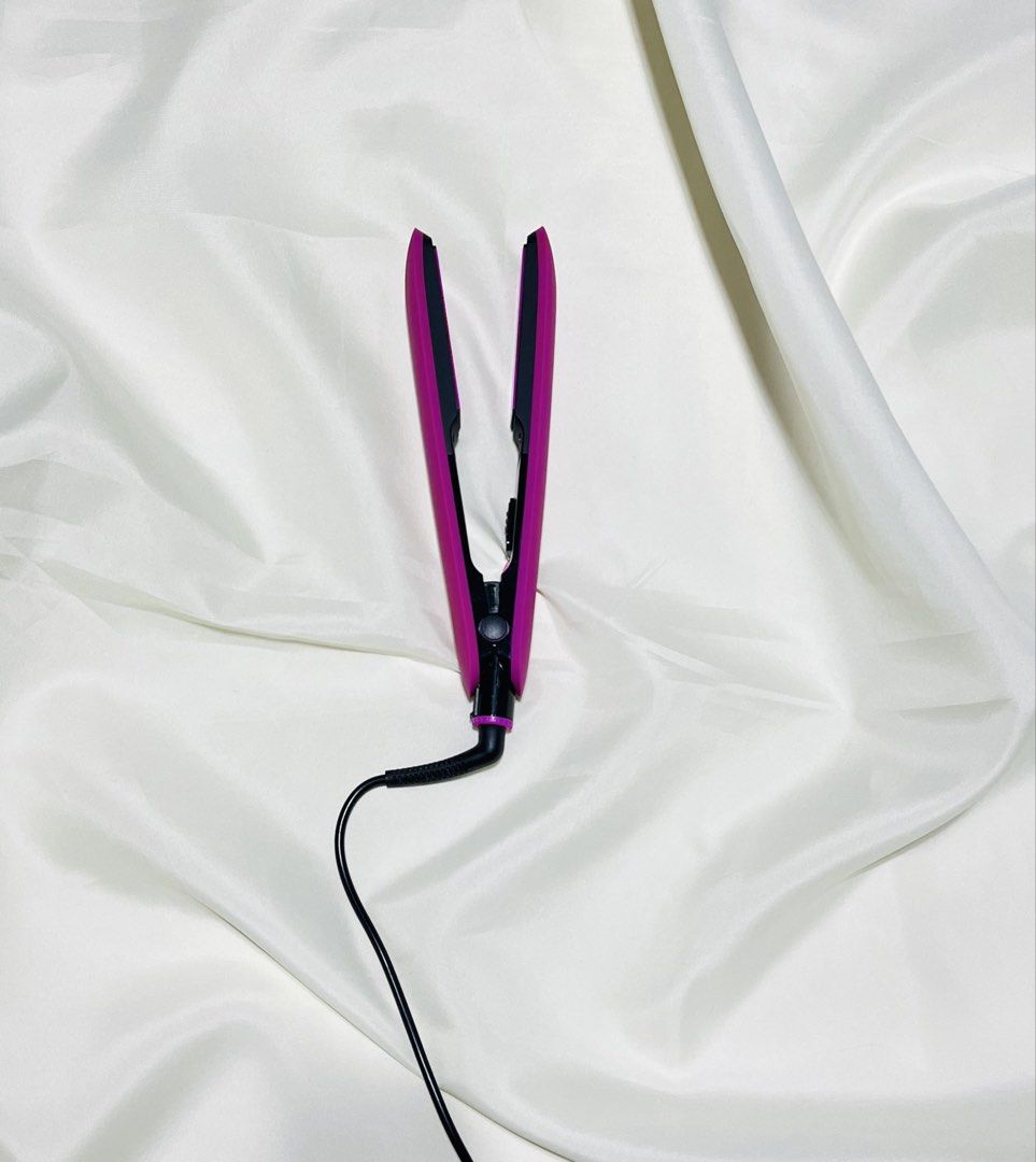 Hair iron (Category: Hair) located in Quezon City. Submitted by deeanneeee (Listing ID 1438593809, Image 1). Description: Decluttering Ceramic hair iron.