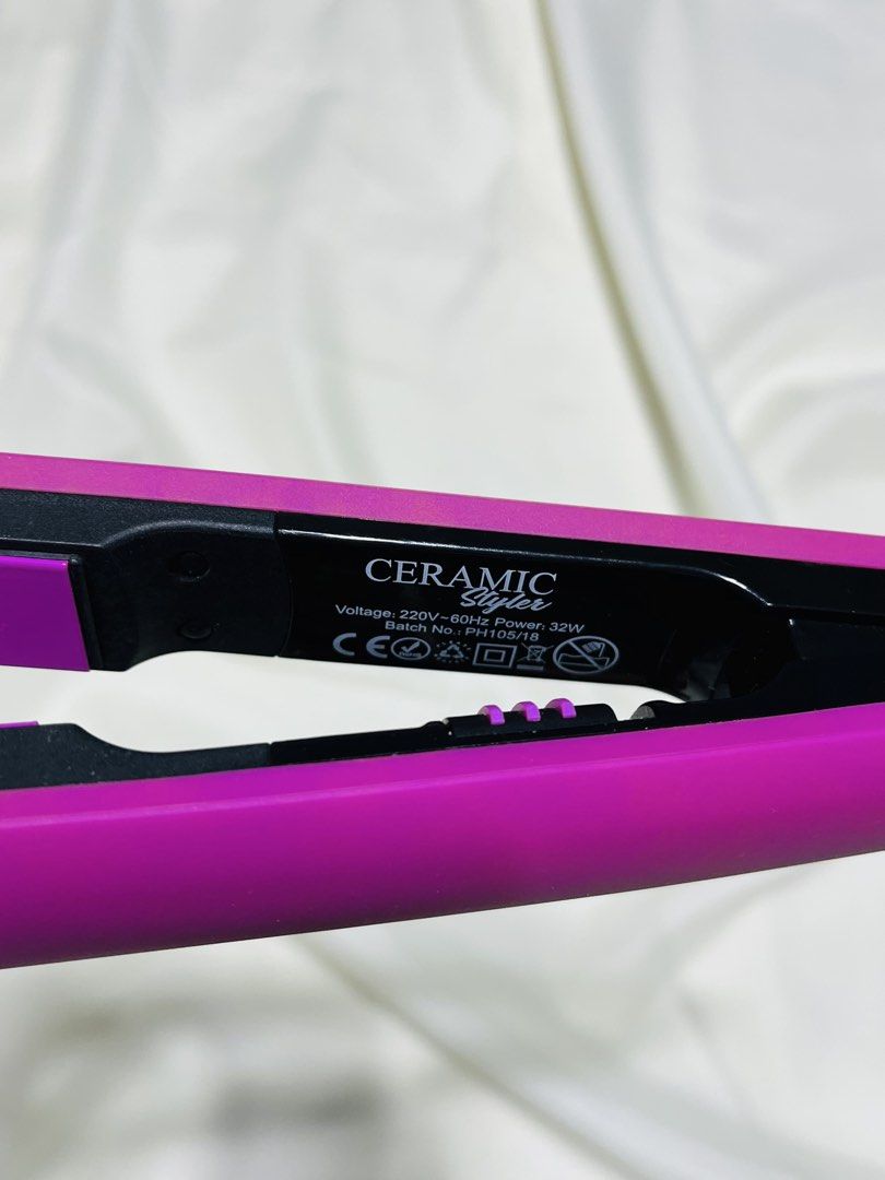 Hair iron (Category: Hair) located in Quezon City. Submitted by deeanneeee (Listing ID 1438593809, Image 2). Description: Decluttering Ceramic hair iron.