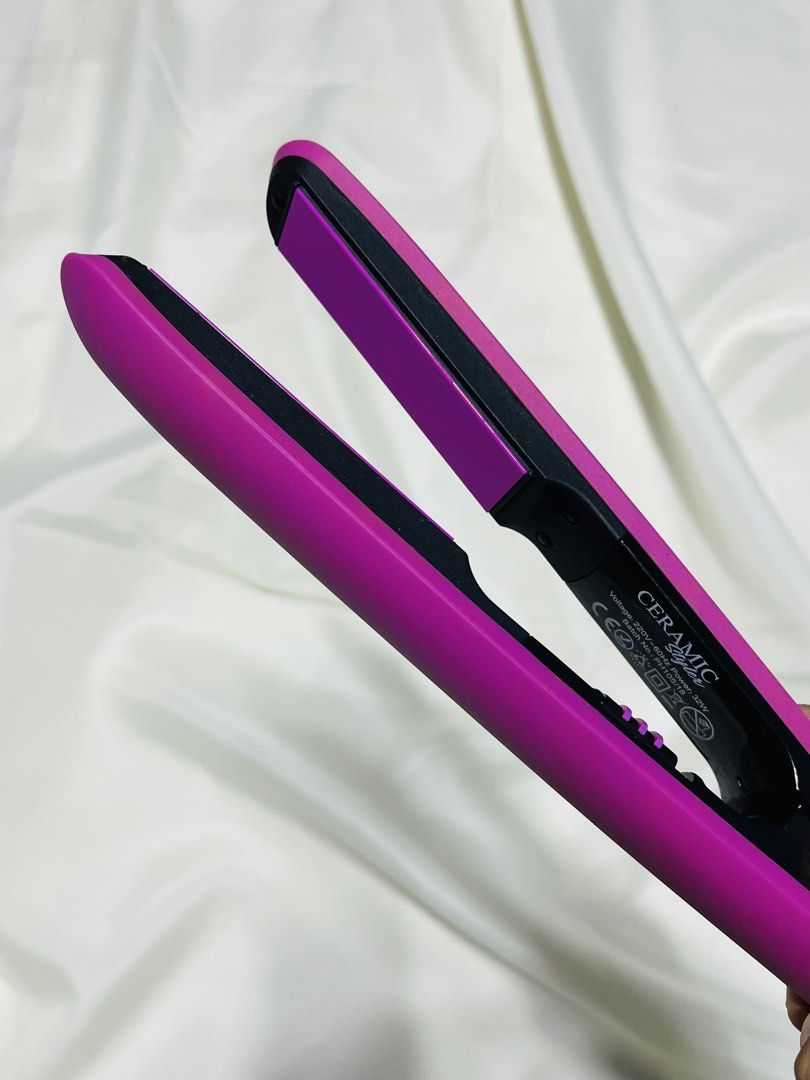 Hair iron (Category: Hair) located in Quezon City. Submitted by deeanneeee (Listing ID 1438593809, Image 3). Description: Decluttering Ceramic hair iron.