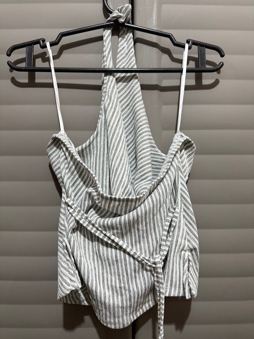 Halter backless top (Category: Sleeveless) located in Quezon City. Submitted by shemboti (Listing ID 1438603839, Image 2). Description: Very nice! Perfect pang events, formal wear, or kahit pang casual. Backless din siya Fits S-M.