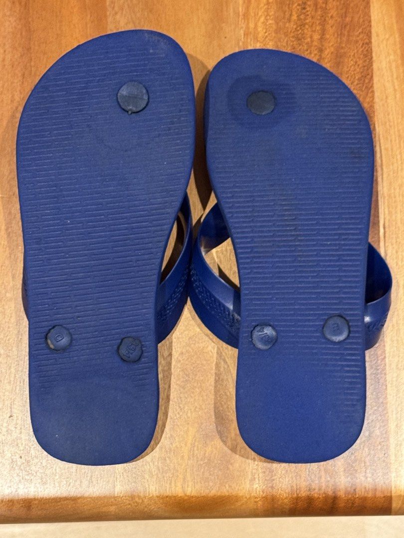 Havaianas Superman Flip-Flops - Size 35/36 (Category: Babies & Kids Fashion) located in Singapore. Submitted by virginialap (Listing ID 1438552886, Image 3). Description: - Superman Havaianas flip-flops - Size: 35/36 EUR - Color: Blue - Condition: Great - Ideal for beach or casual wear - Comfortable and stylish.