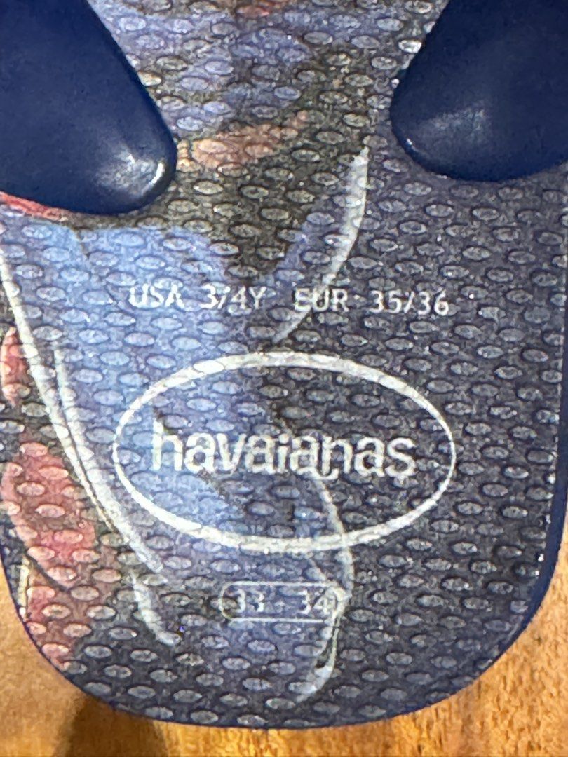 Havaianas Superman Flip-Flops - Size 35/36 (Category: Babies & Kids Fashion) located in Singapore. Submitted by virginialap (Listing ID 1438552886, Image 2). Description: - Superman Havaianas flip-flops - Size: 35/36 EUR - Color: Blue - Condition: Great - Ideal for beach or casual wear - Comfortable and stylish.
