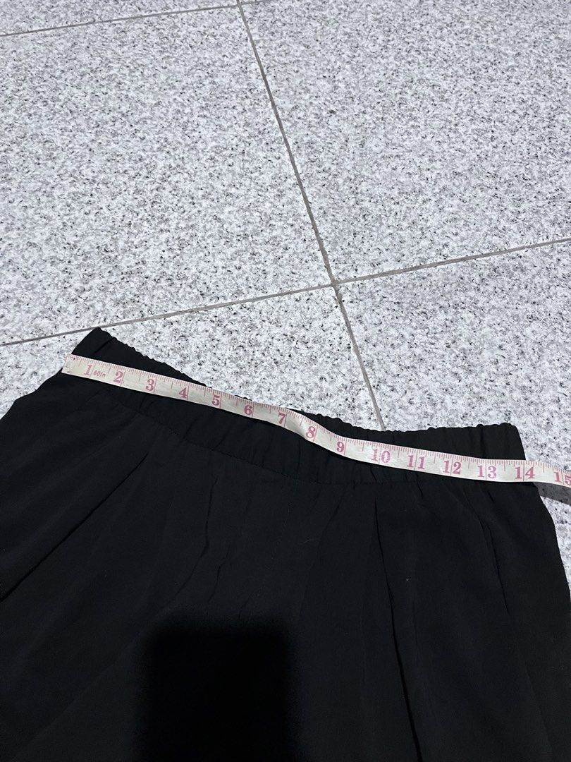 Helmut Lang Black Pants Size S (Category: Jeans) located in Manila. Submitted by calmocean-f675cc (Listing ID 1438629175, Image 3). Description: - Helmut Lang black pants - Elastic waistband - Approximately 35" length - Approximately 14" waist - Size S - Made in USA.