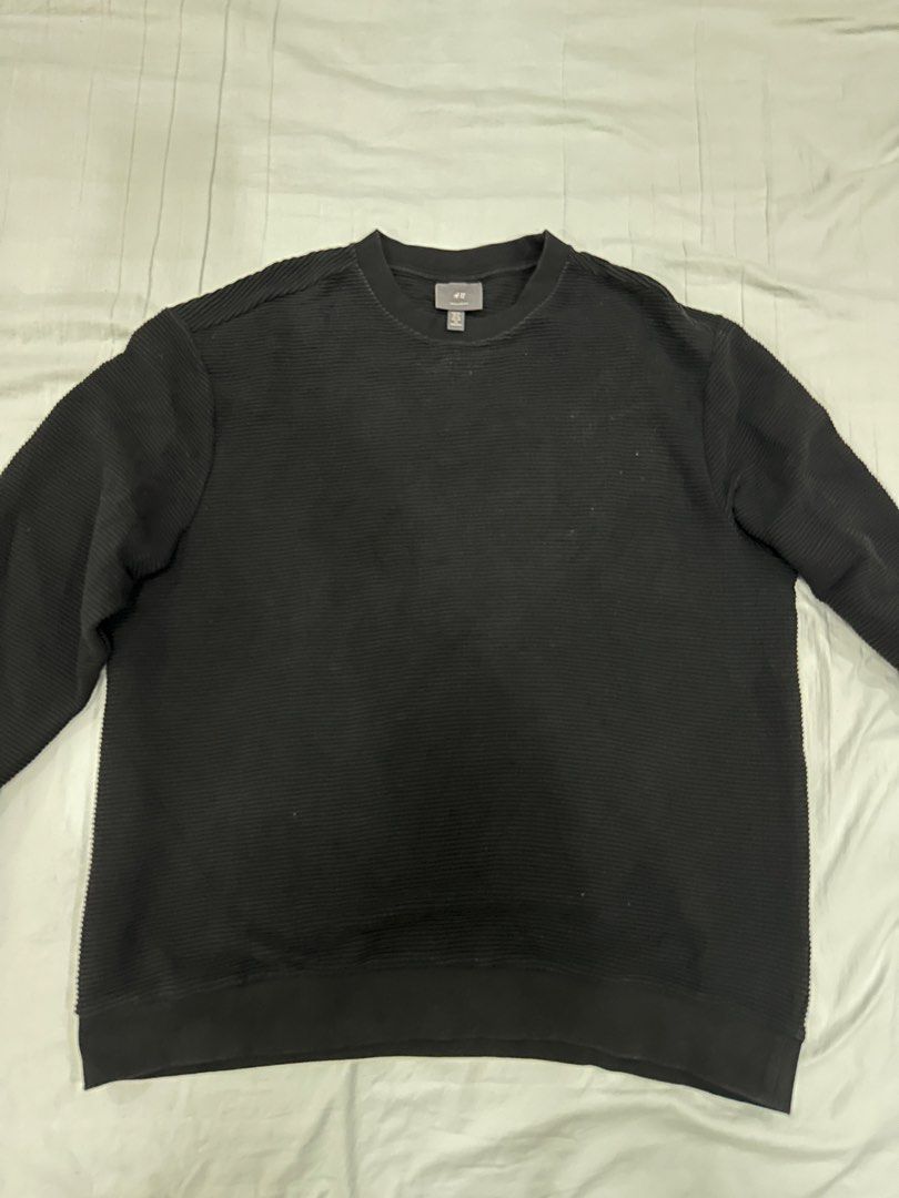 H&M Black Textured Sweatshirt (Category: Hoodies) located in Manila. Submitted by dihlicious (Listing ID 1438606246, Image 1). Description: Black H&M Sweater Size XL Like New RFS: Nakatambak lng NOT THRIFTED.