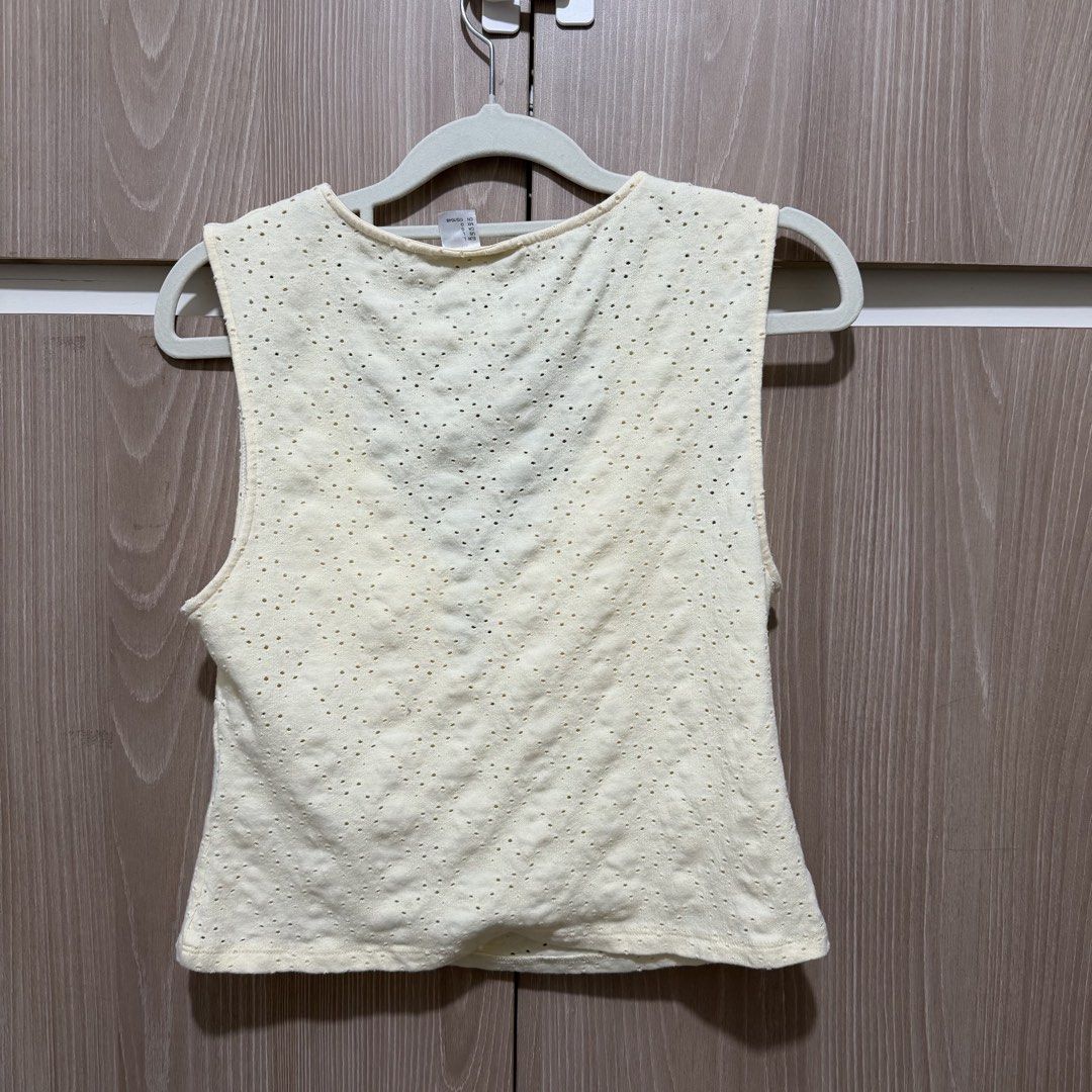 H&M Divided Eyelet Top (Category: Sleeveless) located in Taguig. Submitted by shopsabela (Listing ID 1438543810, Image 2). Description: ❗️rfs: decluttering personal preloved clothes, no flaws ❗️mode of payment: bank transfer (BDO, unionbank, maribank) ❗️delivery: lalamove/grab/angkas (shipping fee shouldered by buyer) ❗️payment first before ship out .