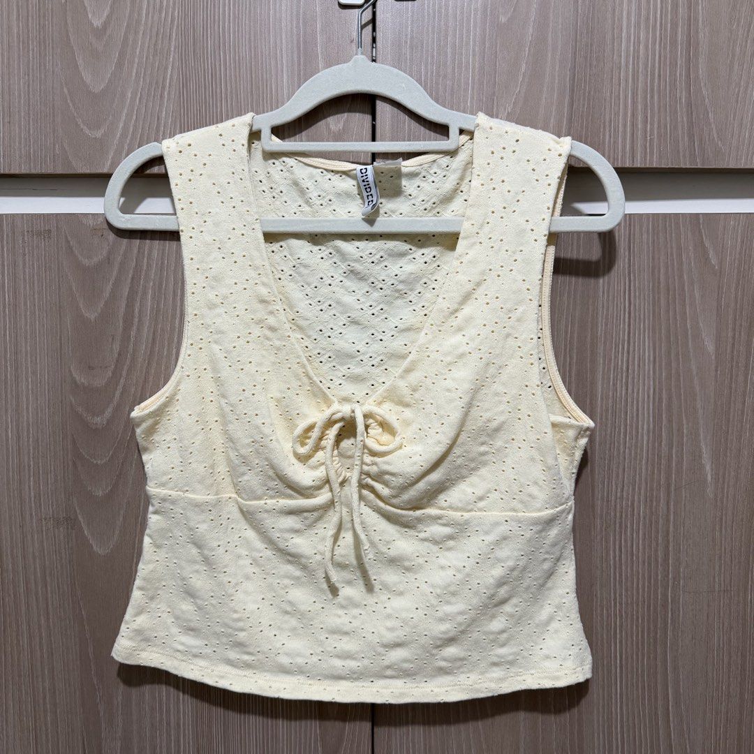 H&M Divided Eyelet Top (Category: Sleeveless) located in Taguig. Submitted by shopsabela (Listing ID 1438543810, Image 1). Description: ❗️rfs: decluttering personal preloved clothes, no flaws ❗️mode of payment: bank transfer (BDO, unionbank, maribank) ❗️delivery: lalamove/grab/angkas (shipping fee shouldered by buyer) ❗️payment first before ship out .