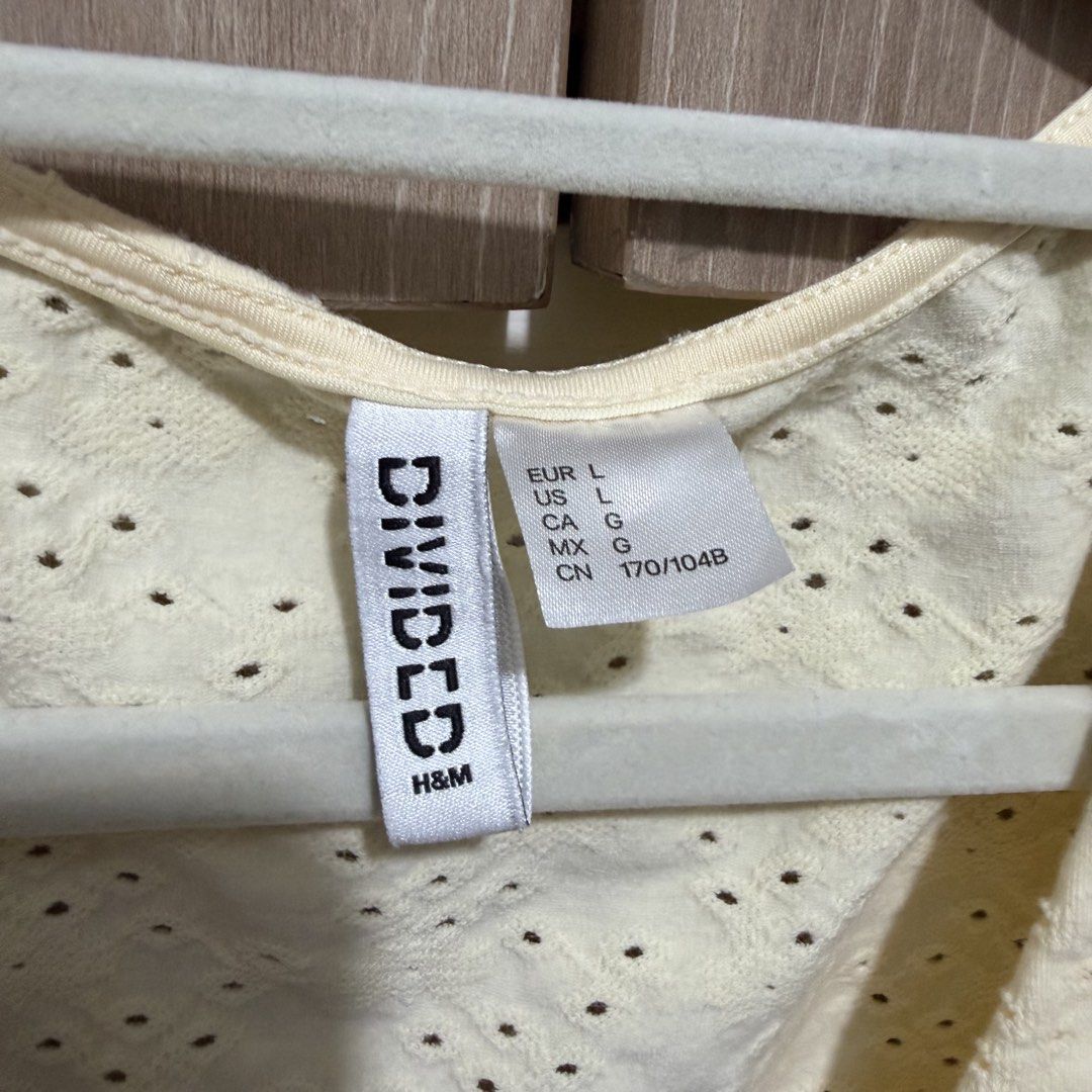 H&M Divided Eyelet Top (Category: Sleeveless) located in Taguig. Submitted by shopsabela (Listing ID 1438543810, Image 3). Description: ❗️rfs: decluttering personal preloved clothes, no flaws ❗️mode of payment: bank transfer (BDO, unionbank, maribank) ❗️delivery: lalamove/grab/angkas (shipping fee shouldered by buyer) ❗️payment first before ship out .