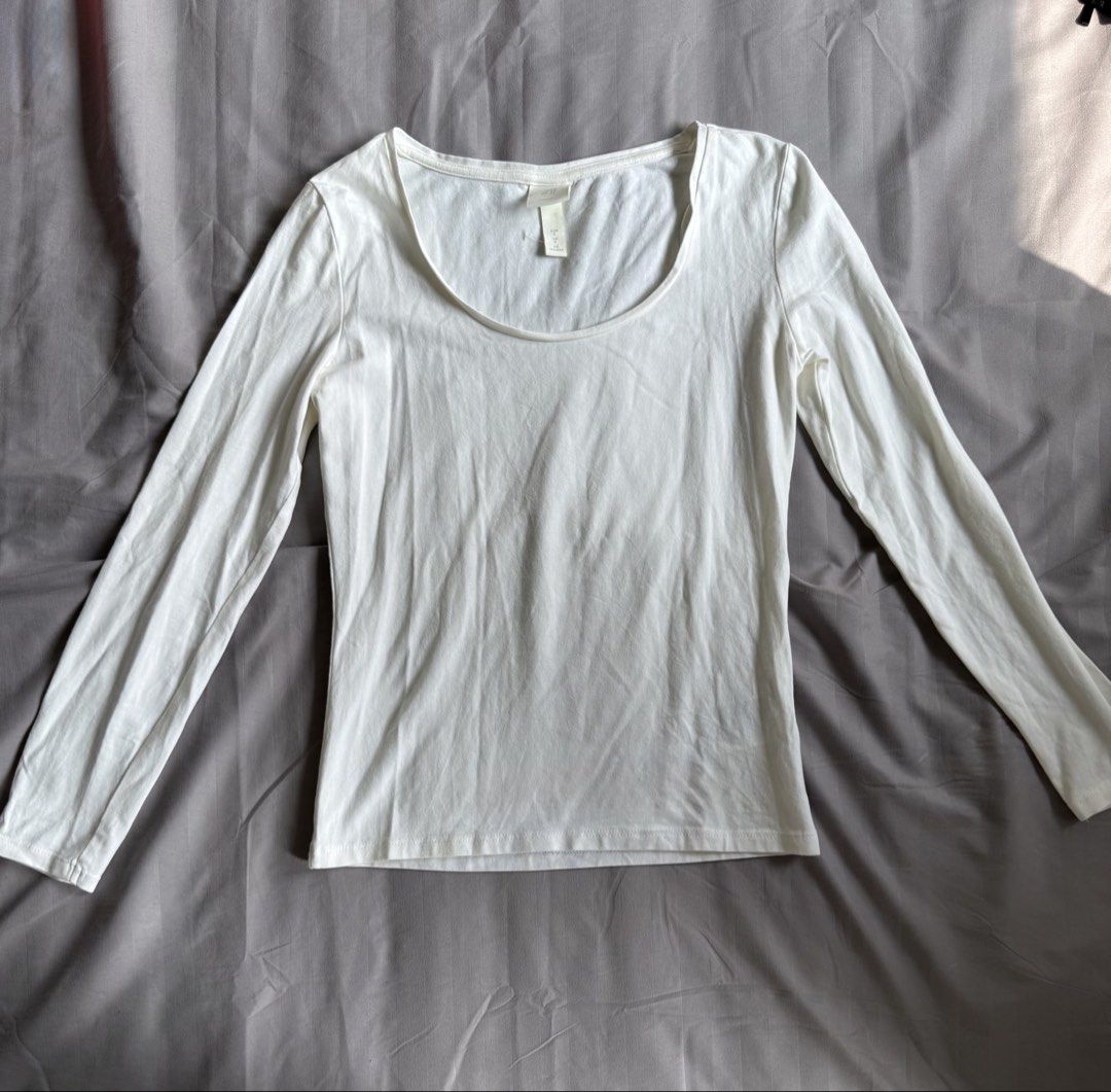 H&M Long Sleeve Scoop Neck Top (Category: Longsleeves) located in Mandaluyong City. Submitted by prelovedbykzh (Listing ID 1438643747, Image 3). Description: In good condition. Only used once 9/10 ✨ PHP 400 for 2 👌 In Black and White 🖤🤍 .