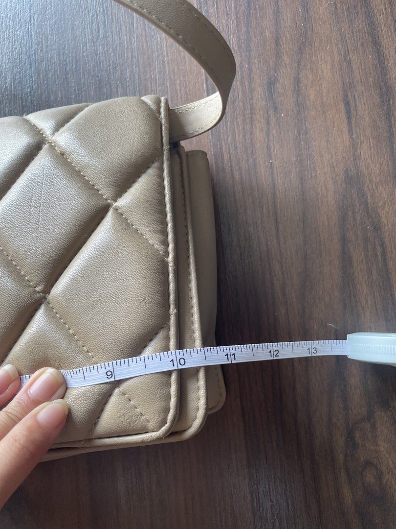 H&M Quilted Shoulder Bag Brown beige removable adjustable strap (Category: Shoulder Bags) located in Quezon City. Submitted by andreaaa_______ (Listing ID 1438562572, Image 3). Description: - H&M tan shoulder bag - Quilted design - Adjustable strap - Magnetic closure - strap can be removed - Single compartment - Approximately 11 inches long - Interior H&M logo tag.