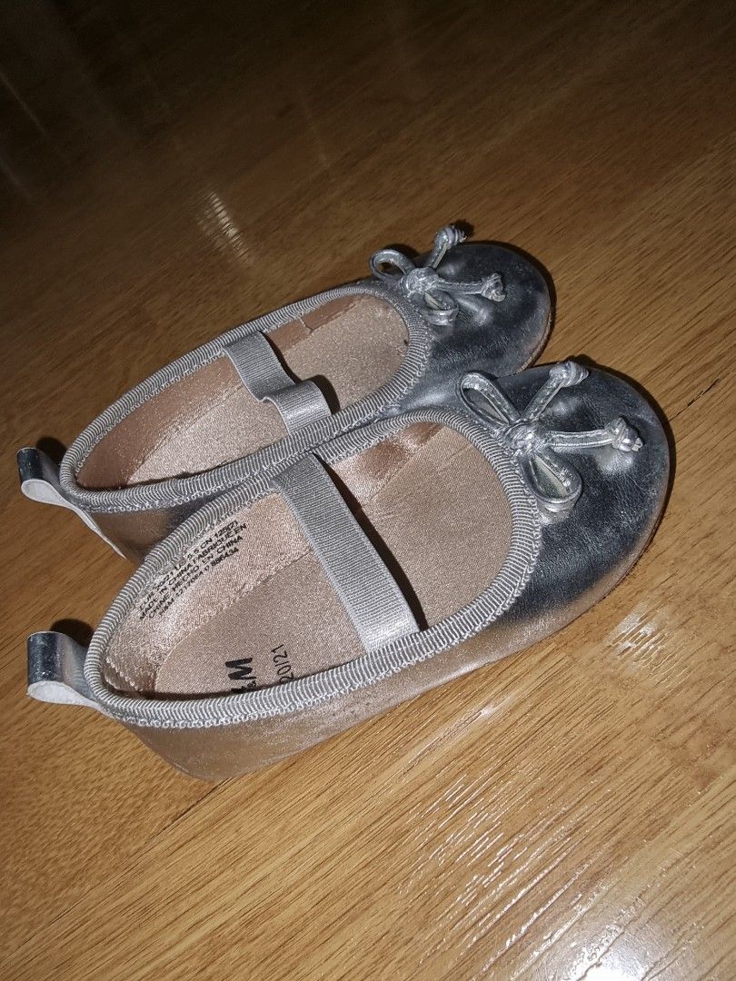 H&M Silver Baby Ballet Flats (Category: Babies & Kids Fashion) located in Manila. Submitted by jamillejco91 (Listing ID 1438609147, Image 2). Description: - H&M silver baby ballet flats - Size: 20/21 - Features a strap and cute bow - Perfect for special occasions or everyday wear - Stylish and comfortable -No flaws.