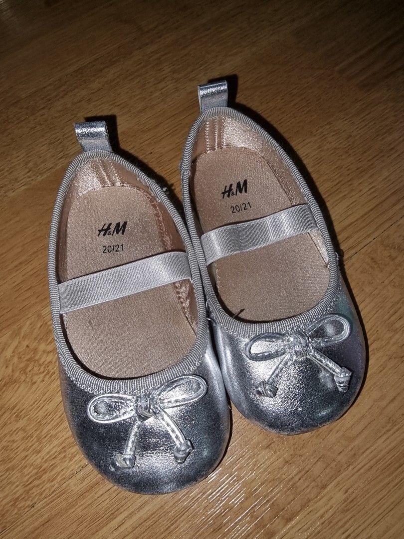 H&M Silver Baby Ballet Flats (Category: Babies & Kids Fashion) located in Manila. Submitted by jamillejco91 (Listing ID 1438609147, Image 1). Description: - H&M silver baby ballet flats - Size: 20/21 - Features a strap and cute bow - Perfect for special occasions or everyday wear - Stylish and comfortable -No flaws.