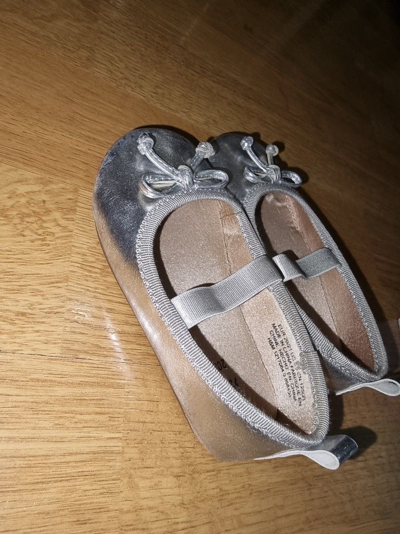 H&M Silver Baby Ballet Flats (Category: Babies & Kids Fashion) located in Manila. Submitted by jamillejco91 (Listing ID 1438609147, Image 3). Description: - H&M silver baby ballet flats - Size: 20/21 - Features a strap and cute bow - Perfect for special occasions or everyday wear - Stylish and comfortable -No flaws.