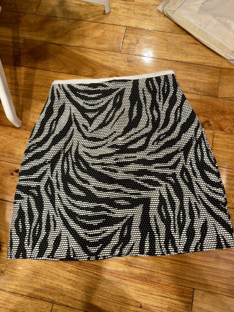 H&M Zebra Print Mini Skirt (Category: Skirts) located in Quezon City. Submitted by ianams (Listing ID 1438550226, Image 1). Description: - Textured fabric - Zebra print.