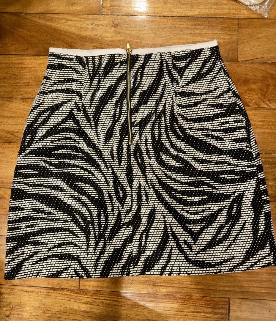 H&M Zebra Print Mini Skirt (Category: Skirts) located in Quezon City. Submitted by ianams (Listing ID 1438550226, Image 2). Description: - Textured fabric - Zebra print.