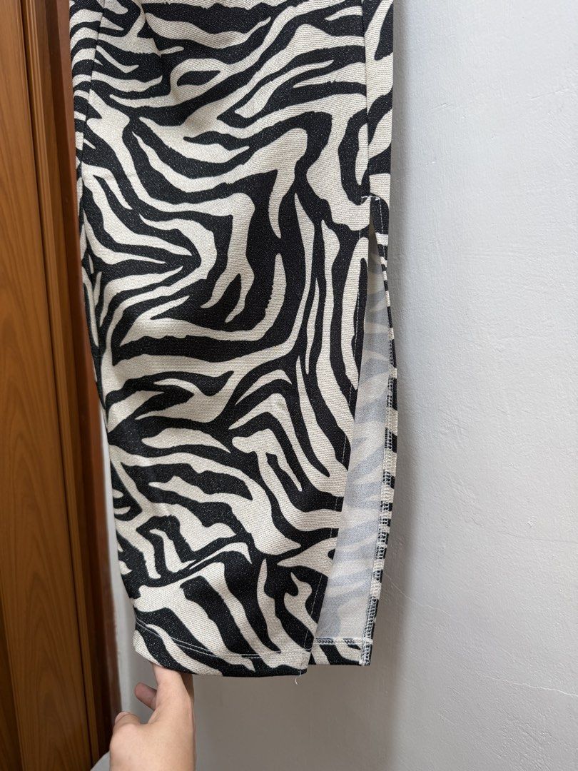 H&M Zebra Print Slit Midi Skirt (Category: Skirts) located in Bacolod City. Submitted by spacebuns_12 (Listing ID 1438564996, Image 3). Description: - Size: XXS (fits up to XS) - Stretchy material - Bought brand new and worn once - Location: Bacolod City.