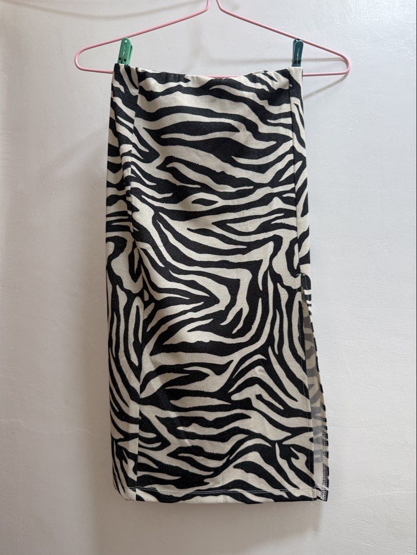 H&M Zebra Print Slit Midi Skirt (Category: Skirts) located in Bacolod City. Submitted by spacebuns_12 (Listing ID 1438564996, Image 1). Description: - Size: XXS (fits up to XS) - Stretchy material - Bought brand new and worn once - Location: Bacolod City.