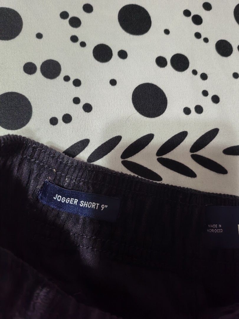 Hollister Jogger Shorts 9" (Category: Shorts) located in Mexico. Submitted by kitty_go (Listing ID 1438635008, Image 3). Description: - Hollister jogger shorts - Size: M - Color: Dark - Features: Drawstring waist, pockets - Made in Morocco.
