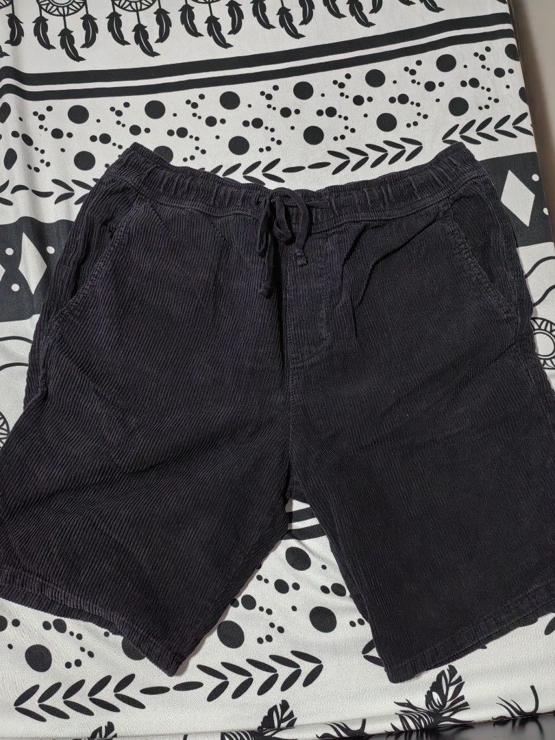 Hollister Jogger Shorts 9" (Category: Shorts) located in Mexico. Submitted by kitty_go (Listing ID 1438635008, Image 1). Description: - Hollister jogger shorts - Size: M - Color: Dark - Features: Drawstring waist, pockets - Made in Morocco.