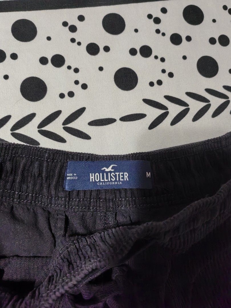 Hollister Jogger Shorts 9" (Category: Shorts) located in Mexico. Submitted by kitty_go (Listing ID 1438635008, Image 2). Description: - Hollister jogger shorts - Size: M - Color: Dark - Features: Drawstring waist, pockets - Made in Morocco.