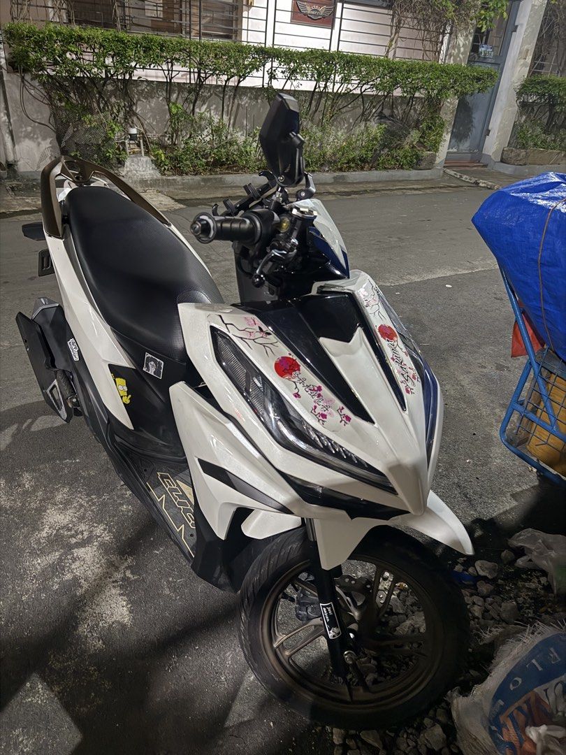 Honda Click 125i V3 2025 (Category: Motorbikes for Sale) located in Manila. Submitted by chiee.299 (Listing ID 1438529960, Image 1). Description: Honda Click 125i V3 2025 White | 6,000 -7,000 ODO Bihira lang gamitin Complete OR/CR Registered No issue .