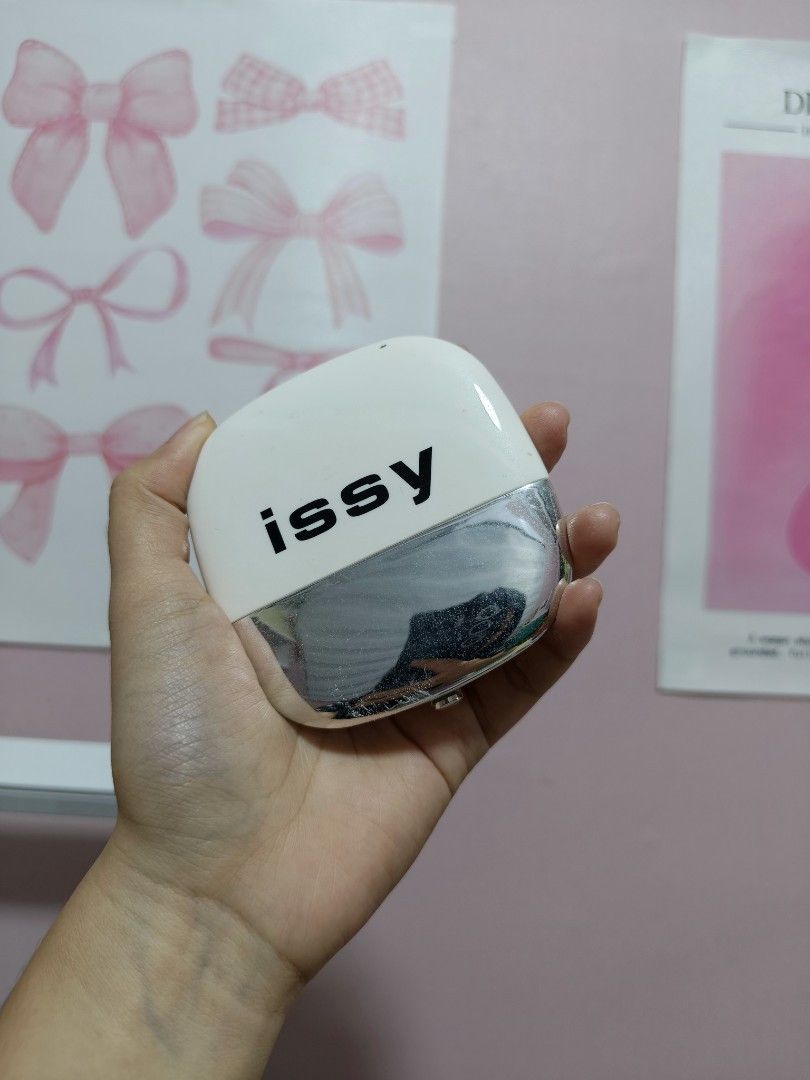 Issy & Co. True Flex Powder Foundation (Category: Makeup) located in Manila. Submitted by lynnn_. (Listing ID 1438625485, Image 1). Description: - Issy & Co. True Flex Powder Foundation in Bisque - Includes compact with mirror - Product weight: 9g / 0.32 oz - Compact color: White with silver metallic bottom - Instructions for use on the back.