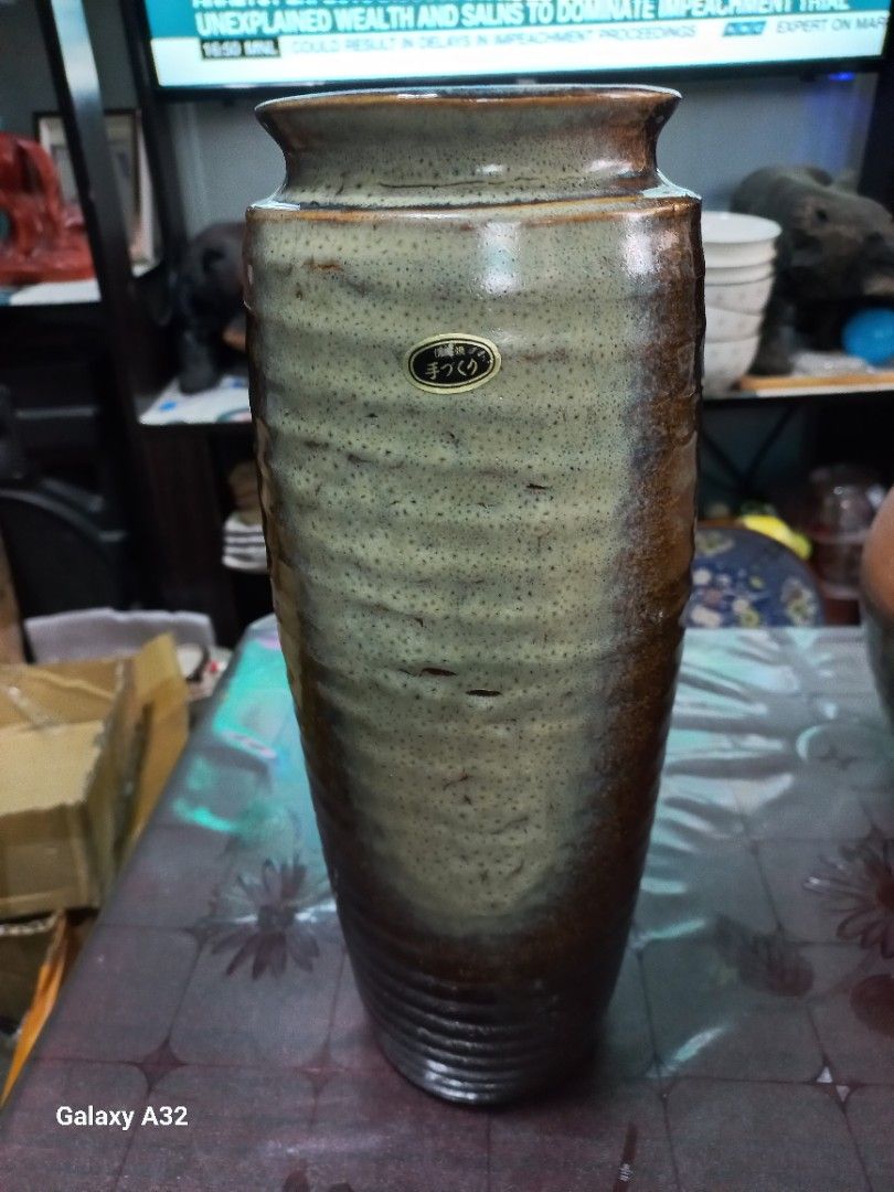 Japanese studio pottery ceramics vase (Category: Vases & Decorative Bowls) located in Quezon City. Submitted by sabadojuliet25680 (Listing ID 1438595285, Image 1). Description: Japanese studio pottery ceramics vase goods and no issue size:4x13inches.