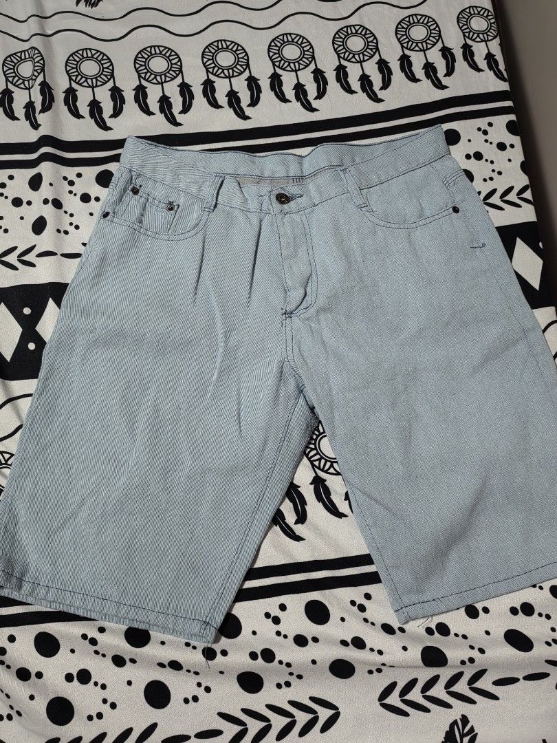 Jorts Light Blue Denim Shorts (Category: Shorts) located in Mexico. Submitted by kitty_go (Listing ID 1438635204, Image 1). Description: - Light blue denim shorts - Button and zipper closure - Two front pockets - Two back pockets - Classic straight-leg design - Perfect for casual wear.