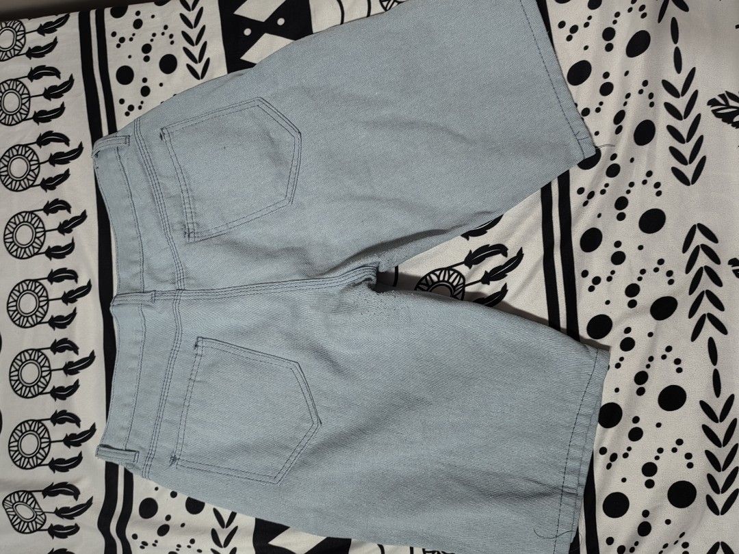Jorts Light Blue Denim Shorts (Category: Shorts) located in Mexico. Submitted by kitty_go (Listing ID 1438635204, Image 2). Description: - Light blue denim shorts - Button and zipper closure - Two front pockets - Two back pockets - Classic straight-leg design - Perfect for casual wear.