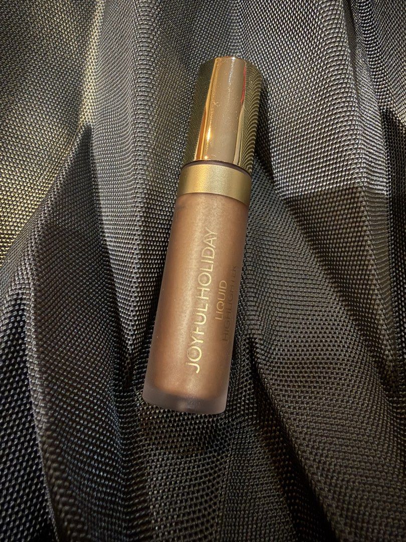 KIKO Joyful Holiday Liquid Highlighter (Category: Makeup) located in Muntinlupa City. Submitted by everythingmustgo_8475da (Listing ID 1438627916, Image 2). Description: - KIKO Joyful Holiday Liquid Highlighter - Bronze liquid highlighter - Features a golden cap - Adds a beautiful glow - KIKO logo visible - shade 03.