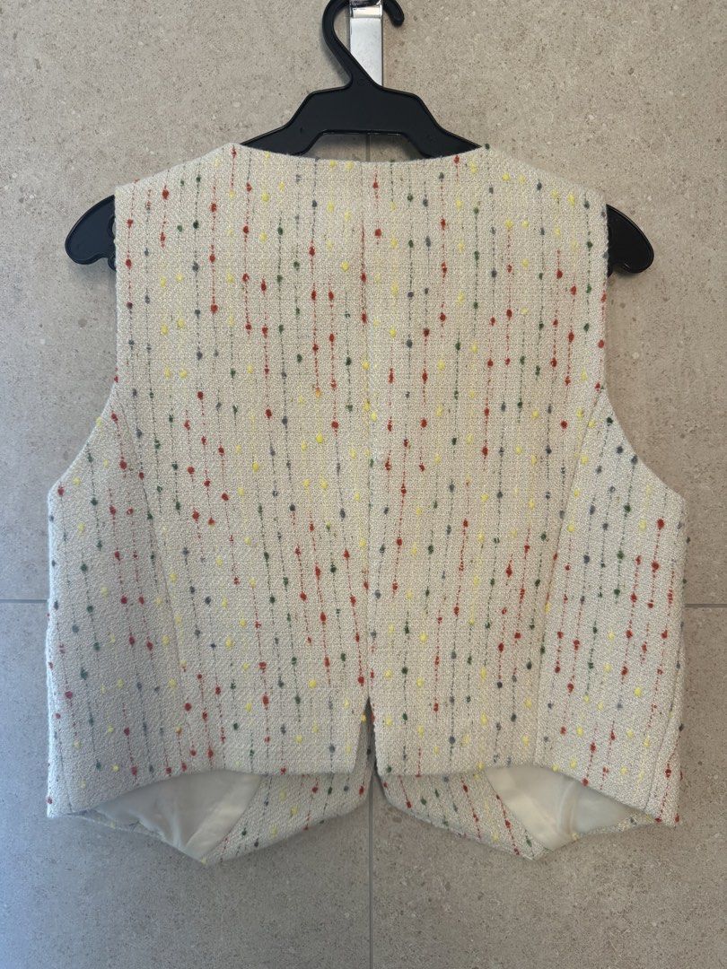 Love, Bonito Tweed Vest (Category: Sleeveless) located in Manila. Submitted by archiiives (Listing ID 1438556269, Image 2). Description: - never worn.