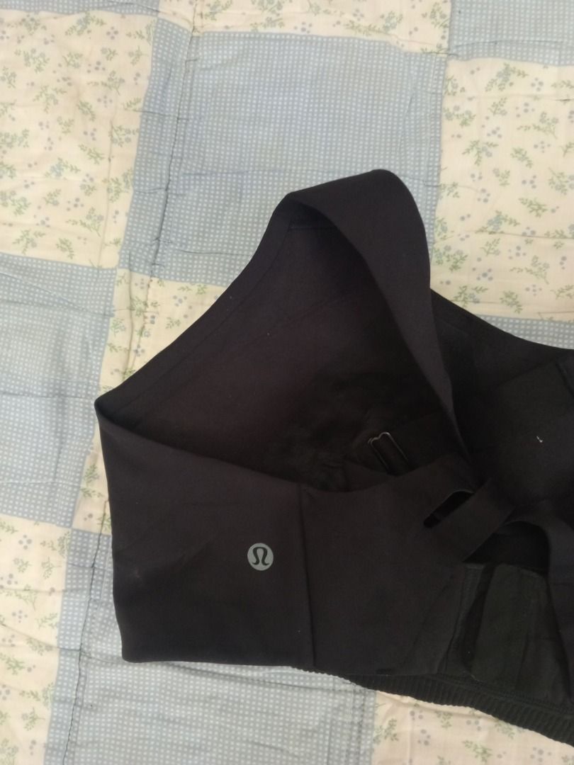 Lululemon Enlite Bra - Black - 36DD (Category: Activewear) located in Caloocan City. Submitted by grandhorse-c5575b (Listing ID 1438541355, Image 2). Description: - Lululemon Enlite Bra in black - Size: 36DD - Adjustable straps for a custom fit - Supportive racerback design - Made with breathable fabric - Features the Lululemon logo - Hook-and-eye closure for secure fit.