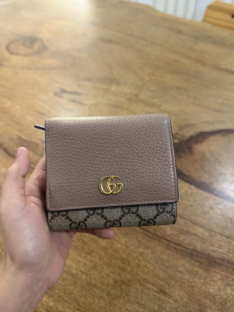LV Damier Graphite Canvas Wallet (Category: Luxury Bags & Wallets) located in San Pablo. Submitted by shopwithbeaandry_ (Listing ID 1438661768, Image 3). Description: Authentic LV Damier Graphite Canvas wallet. Features the iconic Damier Graphite pattern. Comes with its original box. A classic and stylish accessory..