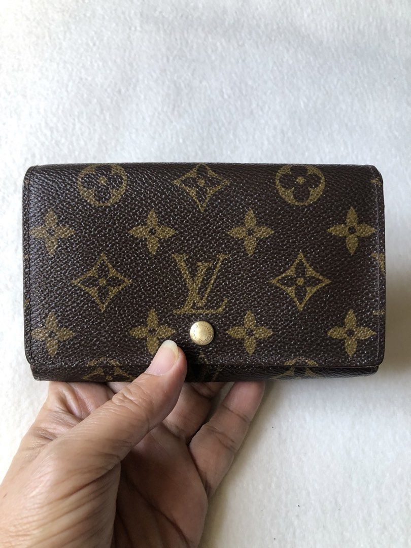 Lv tresor mono wallet project (Category: Luxury Bags & Wallets) located in Pasig City. Submitted by maricrism68145 (Listing ID 1438538021, Image 1). Description: Japan preloved,issue bakbak and zipper puller.