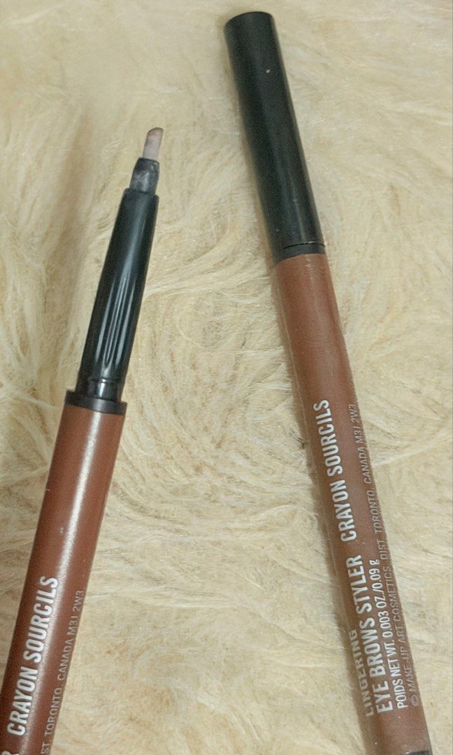 MAC PRO BROW DEFINER (SHADE: LINGERING) DUO BUNDLE (Category: Makeup) located in Taguig. Submitted by ellasee (Listing ID 1438566796, Image 2). Description: 2 pcs Lingering Bundle (dalawa na po for śålė) Mahaba pa po yung nasa loob di ko lang po nilabas nang sagad kasi automatic brow pen po baka di ko na mabalik sa dati😅 Features an ultra-slim 1mm precision tip ideal for micro-precise, high-definition hair strokes. 24-hour waterproof, smudge-pro