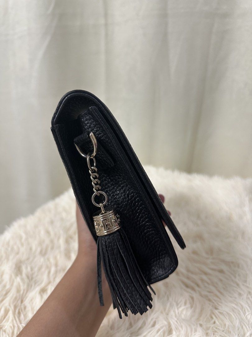 Metrocity sling bag (Category: Luxury Bags & Wallets) located in Quezon City. Submitted by riavero (Listing ID 1438660768, Image 2). Description: Preloved, manage your expectations ✨ 1 open pocket, 1 zipper pocket ✨ W: 8.5” Signs of use: - other hardwares may signs of use na, may fadings na kung saan madalas lagyan ng sling and snap button - Distressed leather sa sides - rubber lining: 9/10 - sling is buo pa, no cracks but not perfect na — with p